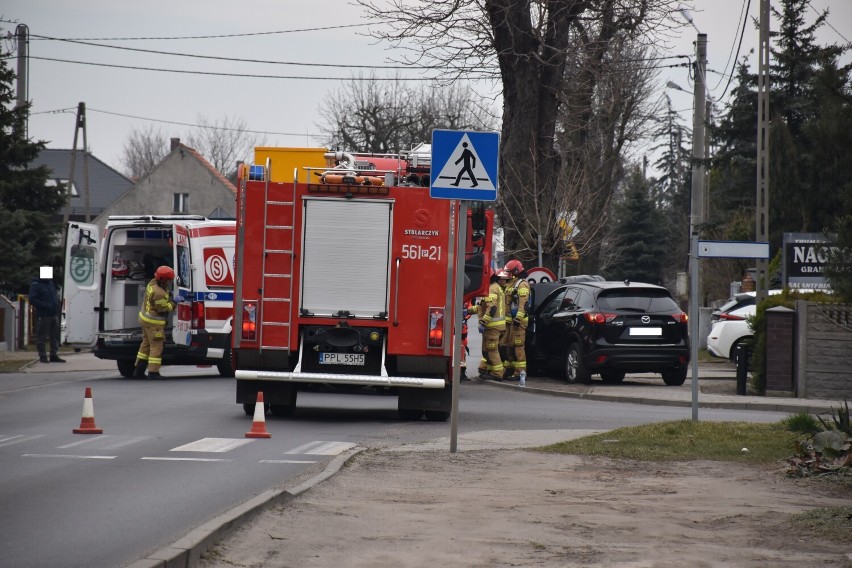 Pleszew. Samochód uderzył w drzewo na ulicy Piaski. Dwie osoby, w tym dziecko, trafiły do szpitala