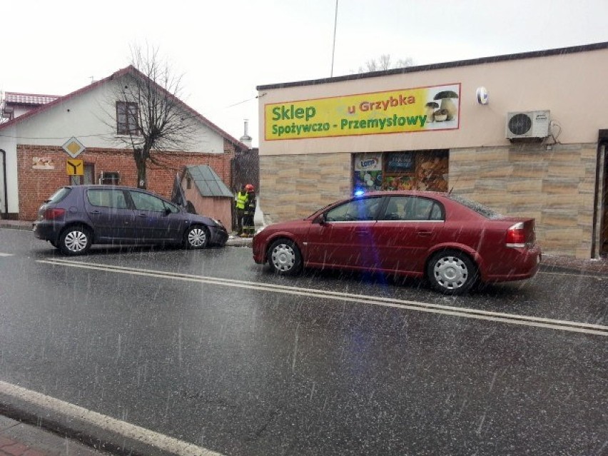 Volvo na dachu, peugeot w sklepie.Ranne panie