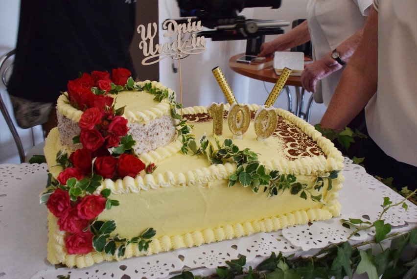Setne urodziny świętowała pani Anna Laba. To była wyjątkowa uroczystość w DPS w Krośnie. Wielki tort i mnóstwo kwiatów [ZDJĘCIA]