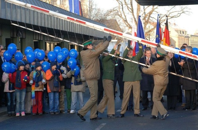 Symboliczna uroczystość podniesienia granicznych szlabanów z udziałem premierów Polski, Czech i Niemiec odbyła się 3 lata temu w Porajowie