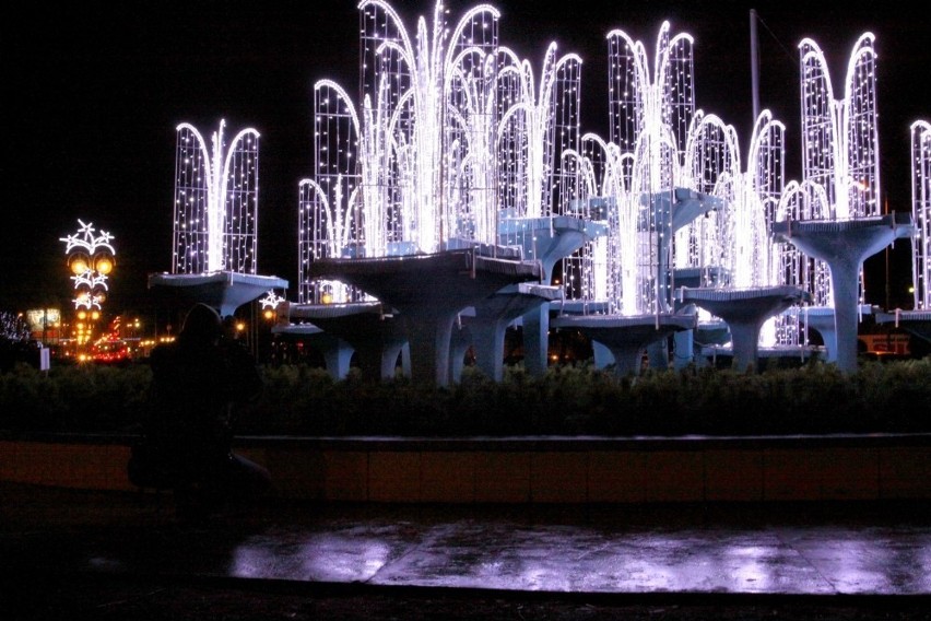 Świetlna fontanna w Gdyni na skwerze Kościuszki.