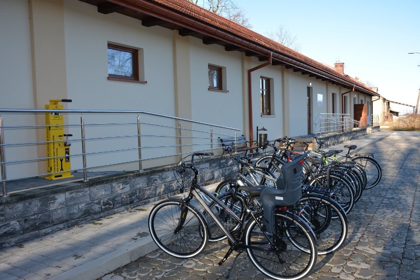 Przy stanicy turystycznej w Brniu stanęło już 8 rowerów....