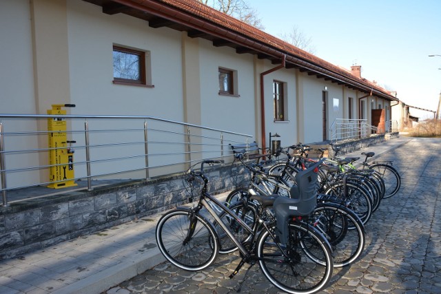 Przy stanicy turystycznej w Brniu stanęło już 8 rowerów. Samorządowcy zapowiadają, że w planach jest zakup kolejnych jednośladów.