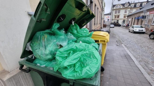 Na ulicy Orlej w centrum miasta, na chodniku stoją pojemniki ze śmieciami, szpecą i utrudniają przejście. Nie powinno ich tu być.