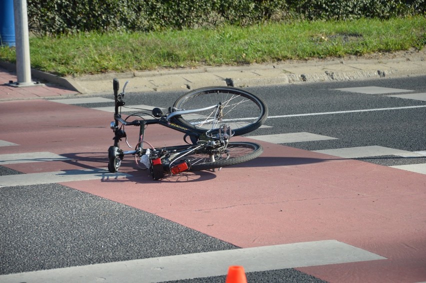 Potrącenie rowerzysty na pasach przy targowisku [AKTUALIZACJA]