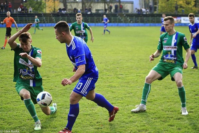  III liga grupa II - 15. kolejka 

Sobota
Polonia Środa Wlkp. - Sokół Kleczew, początek o godzinie 13 - sędziuje Wojciech Jasiak (Krotoszyn) 
GKS Przodkowo - KP Starogard Gdański, 13 - Sebastian Pakuszewski (Gdańsk) 
Elana Toruń - Wierzyca Decka Pelplin, 13 - Paweł Okunowicz (Białogard) 
Energetyk Gryfino - Centra 1946 Ostrów Wlkp., 13 - Bartłomiej Wiśniewski (Włocławek)
Górnik Konin - Wda Świecie, 13:30 - Jewgienij Adamonis (Gdańsk)

Niedziela
Jarota Jarocin - Świt Szczecin, 13:30 - Maciej Lanckowski (Toruń) 
Włókniarz 1925 Kalisz - Kotwica Kołobrzeg, 13 - Eliasz Pawlak (Śrem)

Mecze Bałtyk Gdynia - Pogoń II Szczecin, Lech II Poznań - Unia Solec Kujawski zostały przełożone na 2 grudnia.

Skrót meczu Włocłavia Włocławek - Ziemowit Osięciny 3:0 
