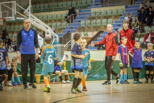 W jezierzyckiej hali odbyła się kolejna edycja turnieju piłki nożnej dla dzieci z rocznika 2012 i młodszych Bursztyn Cup. Rozgrywki toczyły się w 2 grupach w których rywalizowało 12 zespołów z regionu słupskiego. Zwycięska okazała się drużyna Sparty Sycewice. Zapraszamy do galerii zdjęć.