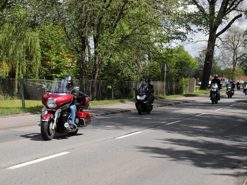 Stare Pole. Tu spoczywa żołnierz, który zginął na misji w Macedonii. Motocykliści-weterani oddali mu cześć