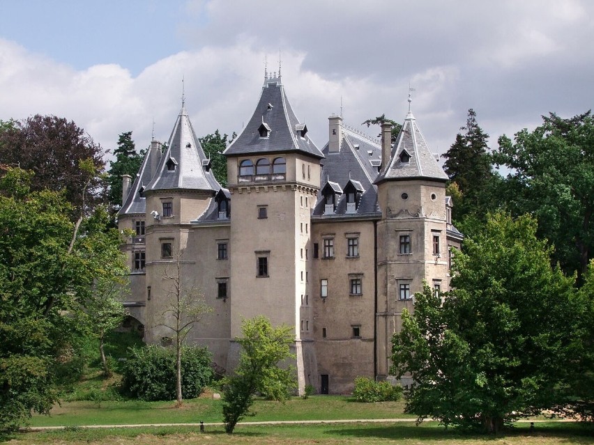 Zamek w Gołuchowie (powiat pleszewski) to jedna z...