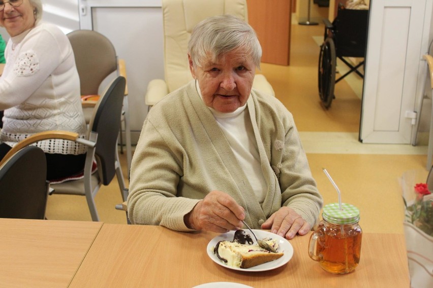 Urodziny najstarszej koleżanki z pleszewskiego Dziennego Domu "Senior-Wigor". Pani Kazia skończyła 90 lat!