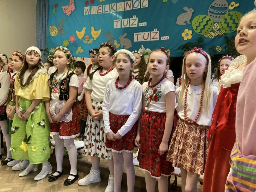 Dzieci zaprezentowały się między innymi w roli krakowiaków.