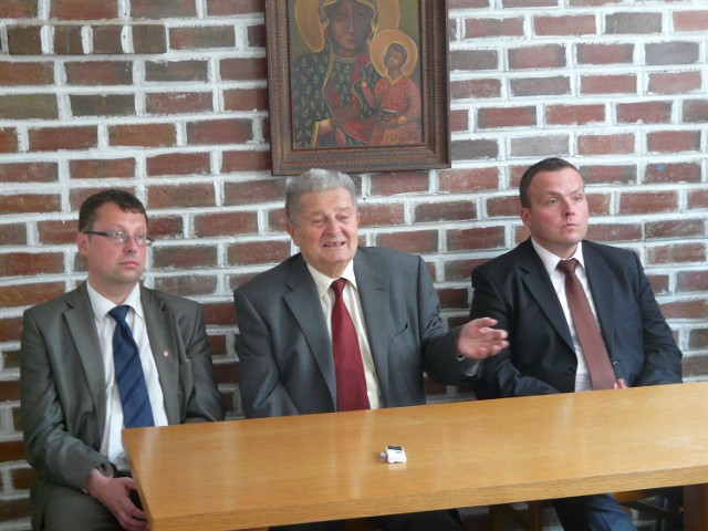 Prof. Ryszard Bender (w środku) z Marcinem Nowakiem i Piotrem Pogonowskim