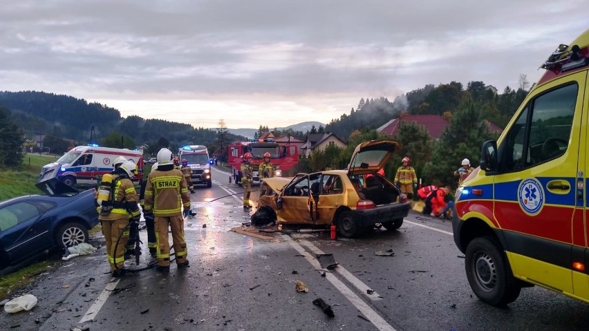 Nowa Wieś wypadek. Na trasie Nowy Sącz – Krynica zderzyły się dwa auta. Pięć osób przetransportowano do szpitala 