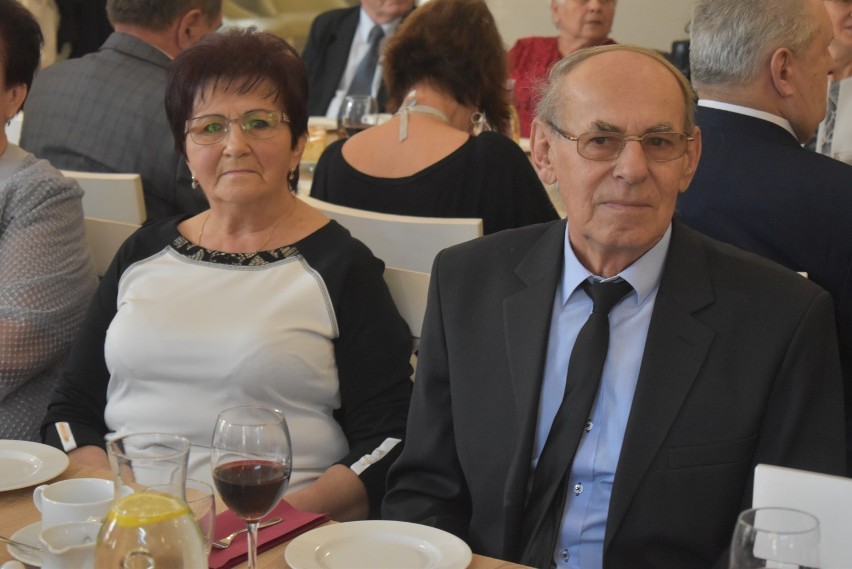 50 lat wspólnej wędrówki przez życie. Dobrzyckie pary świętujące jubileusz Złotych Godów odebrały medale za długoletnie pożycie małżeńskie