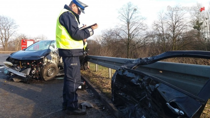 Wypadek w Zabrzu [ZDJĘCIA]. Chciał zawrócić na DK88... i doprowadził do zderzenia z TIR-em. Dwie osoby ranne