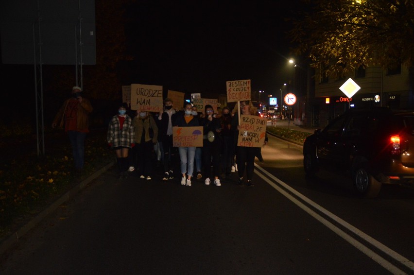 Protest kobiet w Miastku. To historyczna chwila! Manifestacja na prawie dwie godziny zablokowała ruch w mieście| ZDJĘCIA+WIDEO