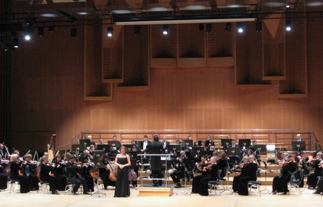 Strauss Festival Orchestra i solistka Natalya Dmitrievskaya zaprezentowali pogodny &quot;charakter&quot; muzyki Strauss&oacute;w, korzystając z gamy środk&oacute;w wyrazu: od szlachetnych i subtelnych, po pełne młodzieńczego humoru. Fot. Adam Sęczkowski