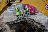 Zapadła się jezdnia przy ulicy Chrobrego w Wałbrzychu. Nawet tydzień może potrwać naprawa zapadliska