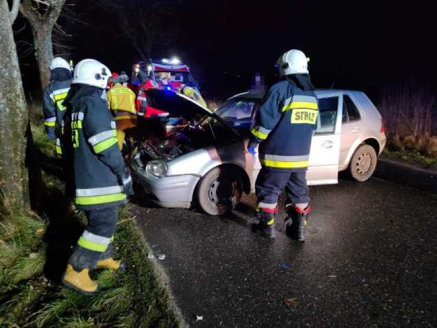 Droga Królewo-Korlino. Auto uderzyło w drzewo, jedna osoba ranna