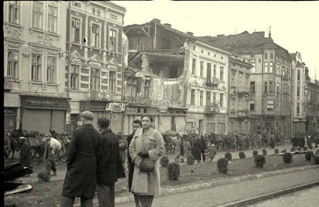 Kamienica przy Pl. na Bramie w Przemyślu została trafiona bombą na początku wojny. Do dzisiaj jej nie odbudowano.
