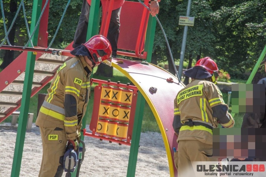 O włos od tragedii na placu zabaw. Dziewczynka zawisła na grubej lince...(SZCZEGÓŁY)