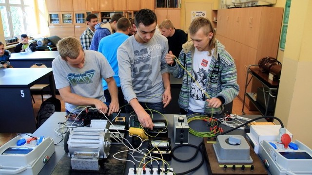 Zajęcia z przedmiotów zawodowych odbywają się w małych grupach - dzięki temu każdy z uczniów ma dostęp do nowoczesnego sprzętu.