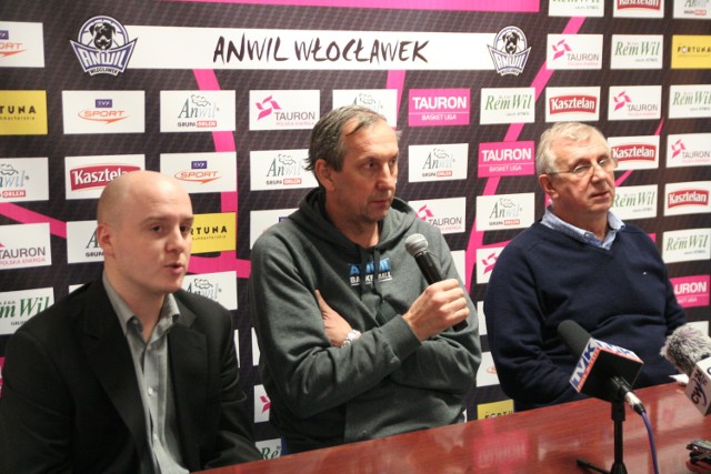 Hubert Hejman z lewej, obok trener Emir Mutapcić i prezes Zbigniew Polatowski