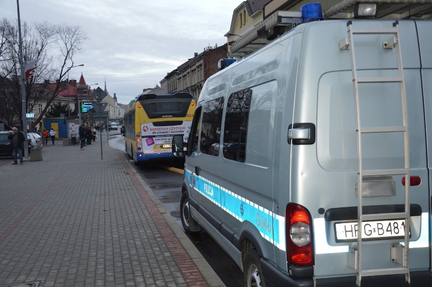 Wypadek w Tarnowie. Zderzenie autobusu MPK z samochodem osobowym [ZDJĘCIA]