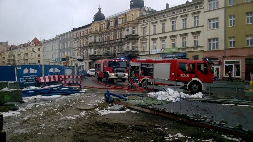 Strażacy gasili pożar na budowie galerii Solaris w Opolu [zdjęcia]