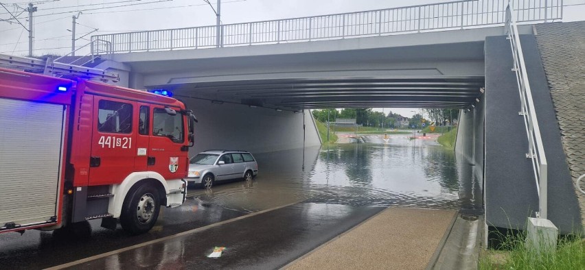 Woda zalała dąbrowskie ulice a także przejazd pod wiaduktem...