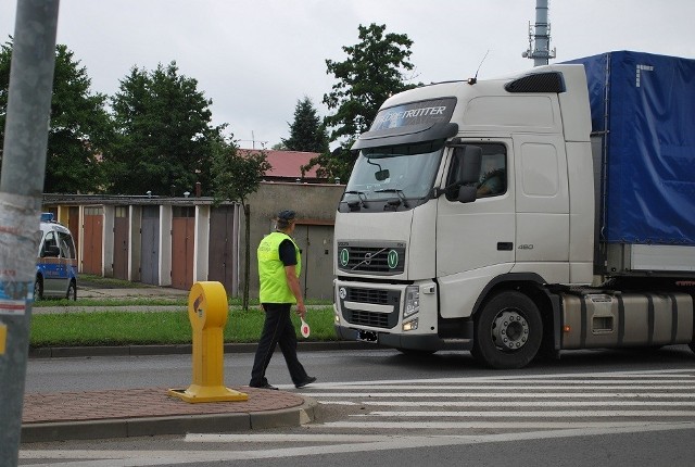 Na ulicę Estkowskiego nie mogą obecnie wjeżdżać samochody ciężarowe. Kierowcy notorycznie łamią jednak ten zakaz.