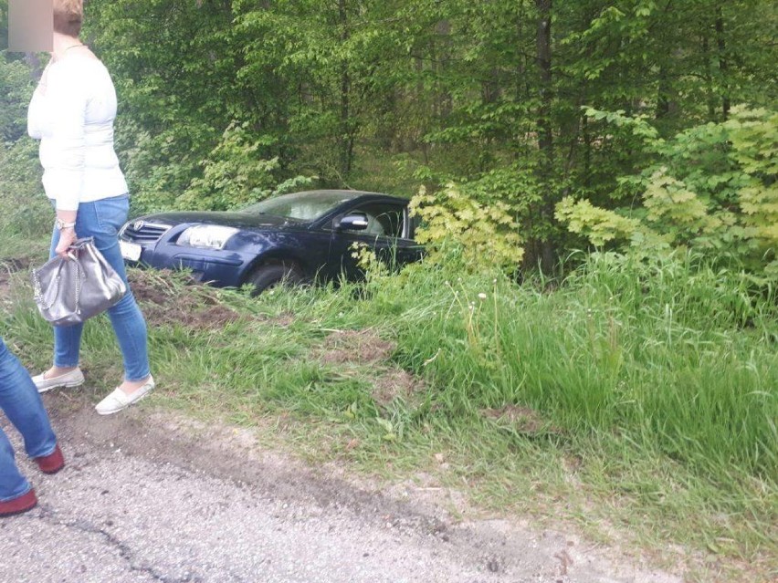 Wypadek w Wielkiej Piaśnicy (31.05.2019). Kobiety w BMW staranowały auto starosty puckiego, które wylądowało w rowie | ZDJĘCIA