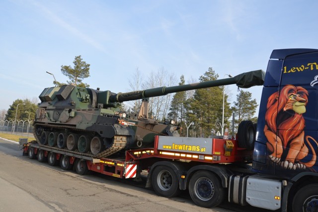 Kolejna armatohaubica Krab na lawecie gotowa do podróży do artylerzystów na Śląsku