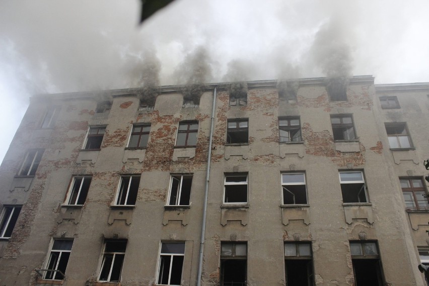 Pożar kamienicy na Łąkowej. Płonął pustostan przeznaczony do rozbiórki [ZDJĘCIA]