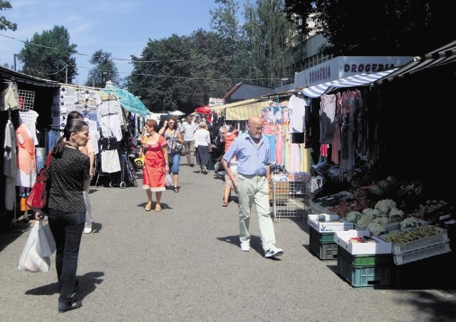 Bazar przy ul. 28 Czerwca przyciąga klientów niskimi cenami