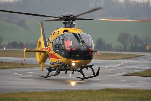 Eurocopter EC-135 ląduje przed zaproszonymi gośćmi oraz dziennikarzami. Fot. Tomasz Hens
