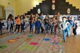 Ferie w Chmielnie - w domu kultury powstała ogromna gra planszowa