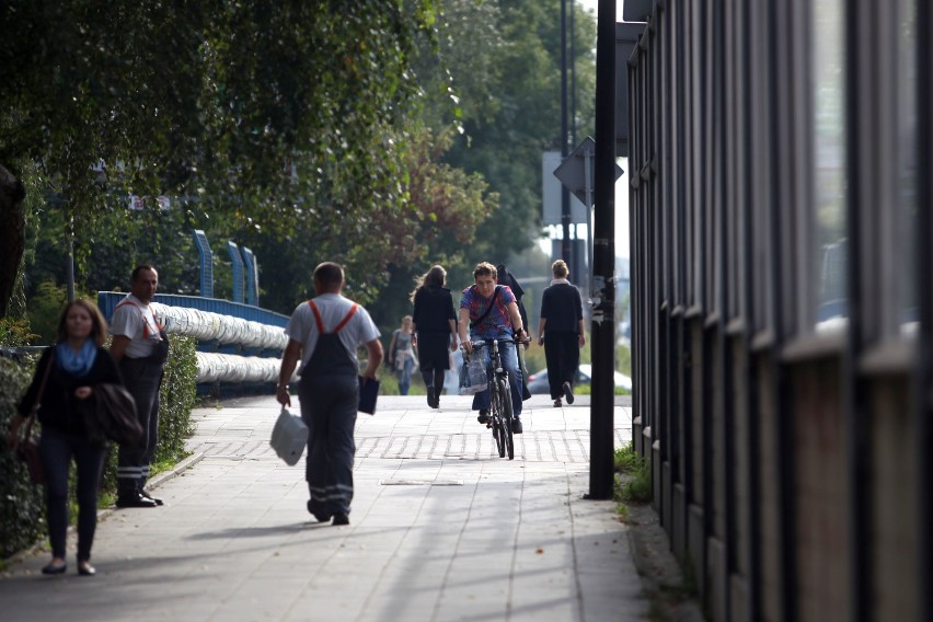 Przybywa rowerzystów, niektórzy z nich jeżdżą po chodnikach. To niebezpieczne i nielegalne. Może zakończyć się mandatem