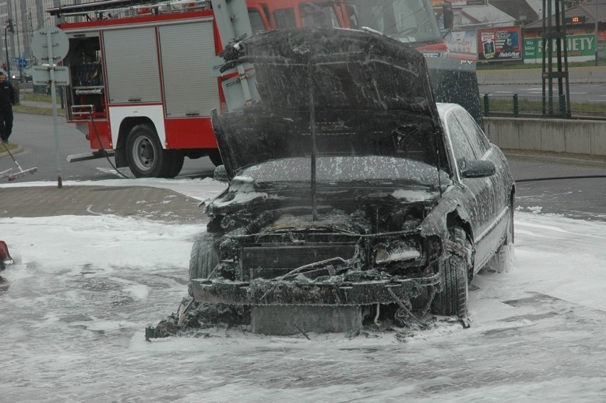 Kraków: pożar auta przy Banku Pekao na Kapelance [ZDJĘCIA]