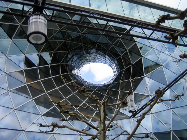 Wszędzie dominuje szkło, aluminium i stal. Widok od strony pasażu Na Zeilu &quot;dziura do nieba&quot;. Fot. Isabella Degen