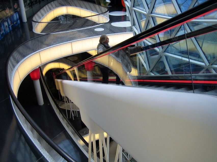 W galerii są najdłuższe w Europie schody ruchome długości 50...