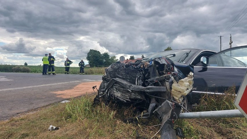 W wyniku zderzenia dwóch samochodów osobowych zginął 32-letni pasażer peugeota, a kierująca trafiła do szpitala