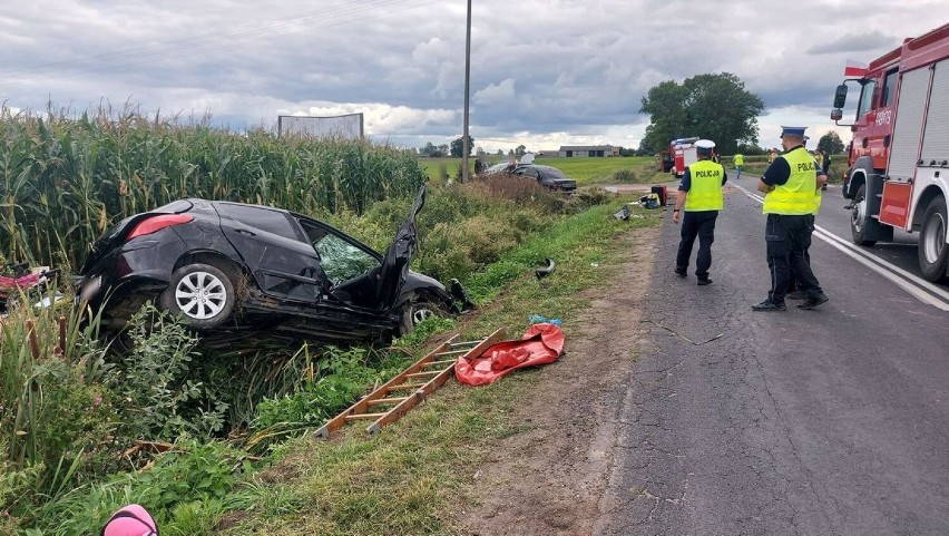 W wyniku zderzenia dwóch samochodów osobowych zginął 32-letni pasażer peugeota, a kierująca trafiła do szpitala