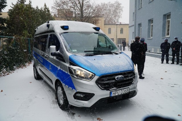 Aby dostać się do policji kandydat musi przejść szereg testów: sprawnościowych i psychologicznych. Mimo wysokich wymagań każdego roku w służbach mundurowych pojawiają się nowi funkcjonariusze. Jakie wynagrodzenie dostaje się w policji? Sprawdziliśmy.

Szczegóły na kolejnych zdjęciach >>> 