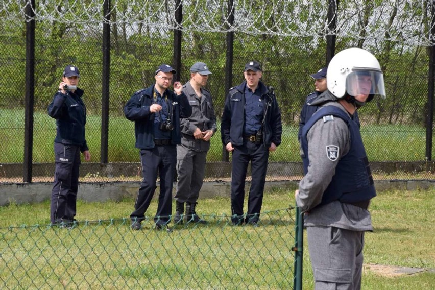 Więzienie w Gębarzewie - bunt więźniów, jeden funkcjonariusz jest ranny