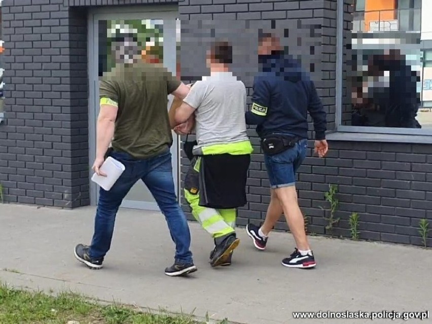 Policjanci z Wrocławia zatrzymali pod Warszawą mężczyznę poszukiwanego od prawie 20 lat. Był ścigany za rozbój, pobicie i zastraszanie