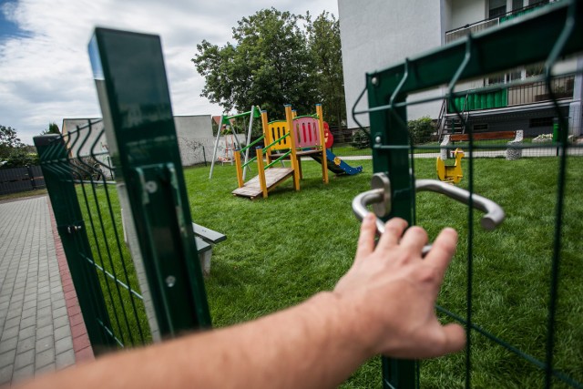 Furtki przy placu zabaw między blokami przy Uznamskiej na osiedlu Bartodzieje nie są już zamykane na klucz