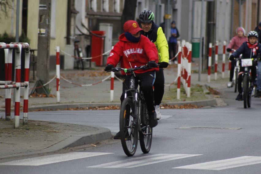 Kilkuset rowerzystów wzięło udział w rajdzie rowerowym, który odbył się w Zaniemyślu. Jechali dla Niepodległej