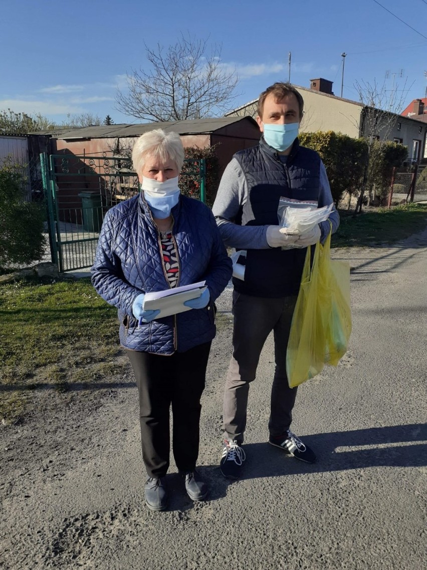 Koronawirus Radomsko: Kuźnia Kowalowiec dostarcza maseczki mieszkańcom dzielnicy