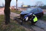 Wypadek w Lubiczu: Najpierw uszkodził dwa samochody i uciekając wjechał w drzewo